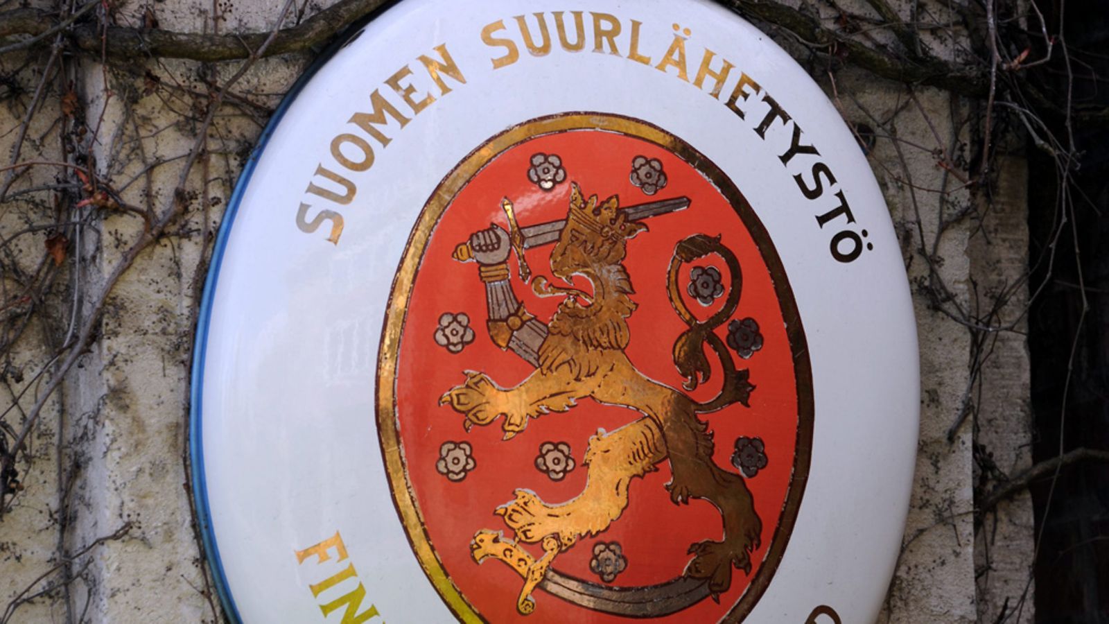 Suomen suurlähetystön kyltti Budapestissä Unkarissa 2011.