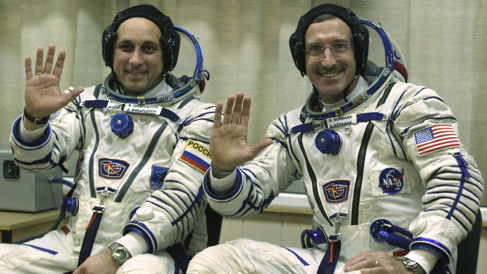 Members of the next expedition to the International Space Station, U.S. astronaut Dan Burbank (R) and Russian cosmonaut Anton Shkaplerov (L) pose for photo prior the launch of Soyuz-FG rocket booster with Soyuz TMA-22 space ship at the Russian leased Baikonur cosmodrome, Kazakhstan, 14 November 2011. US astronaut Dan Burbank, Russian cosmonauts Anton Shkaplerov and Anatoly Ivanishin will take off to the International Space Station