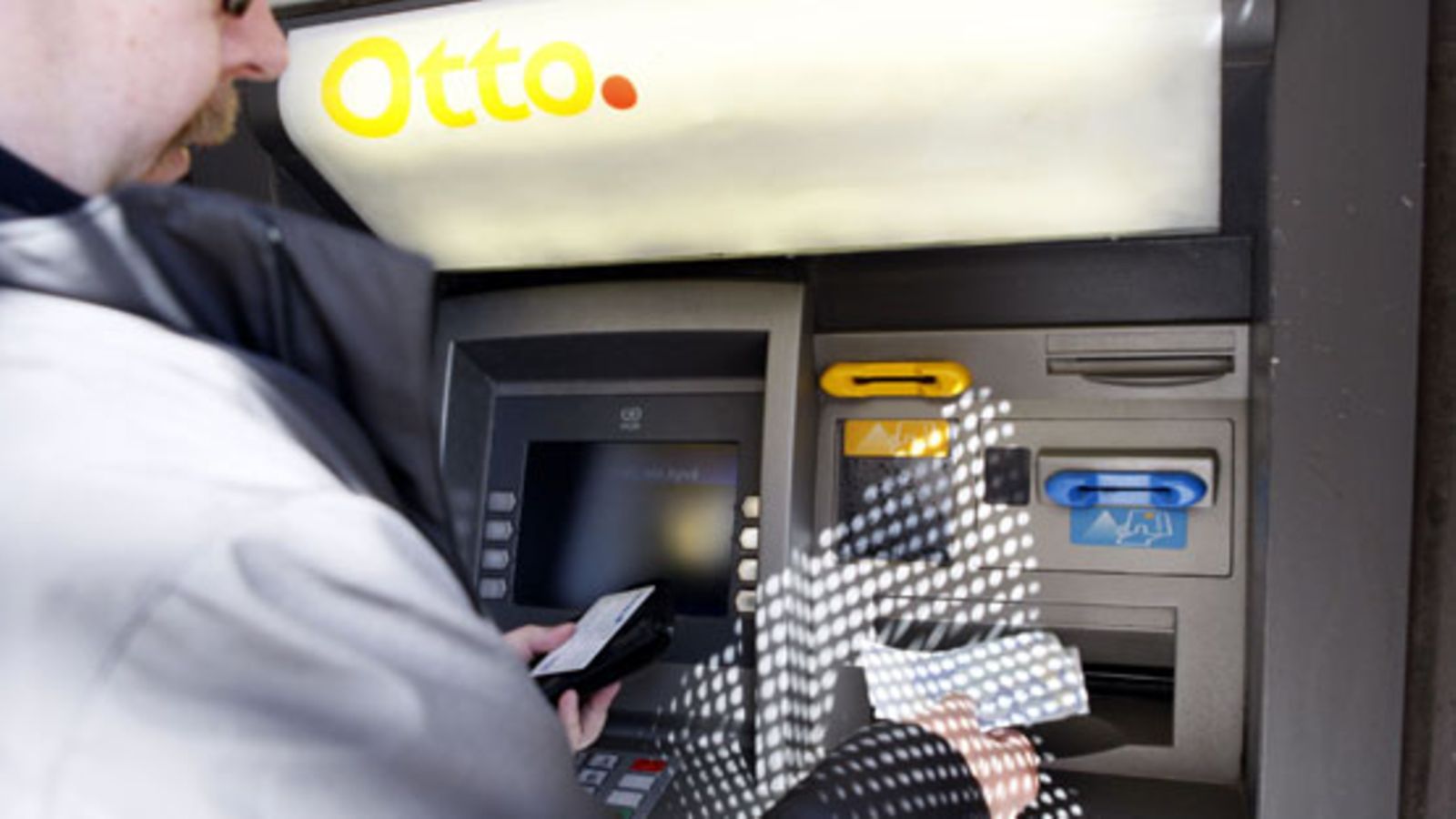 Rahannostoa pankkiautomaatilla Helsingissä 25. huhtikuuta 2008.  Lehtikuva