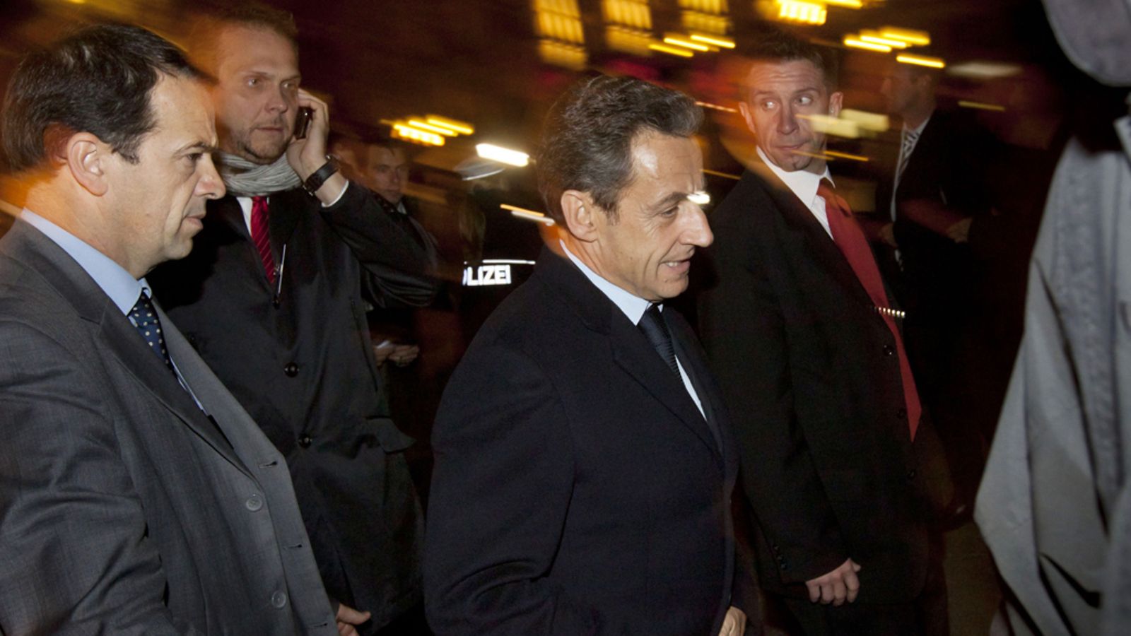 Ranskan presidentti Nicolas Sarkozy kiirehtii synnytyssairaalaan tavattuaan Angela Merkelin Frankfurtissa.