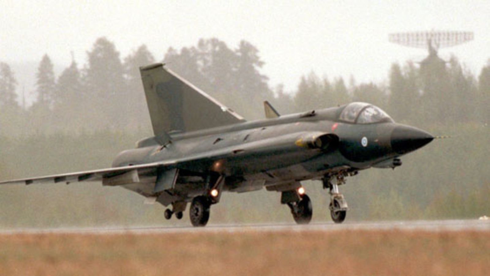 Arkistokuvassa Draken-hävittäjä Tikkakosken kentällä v 1994.