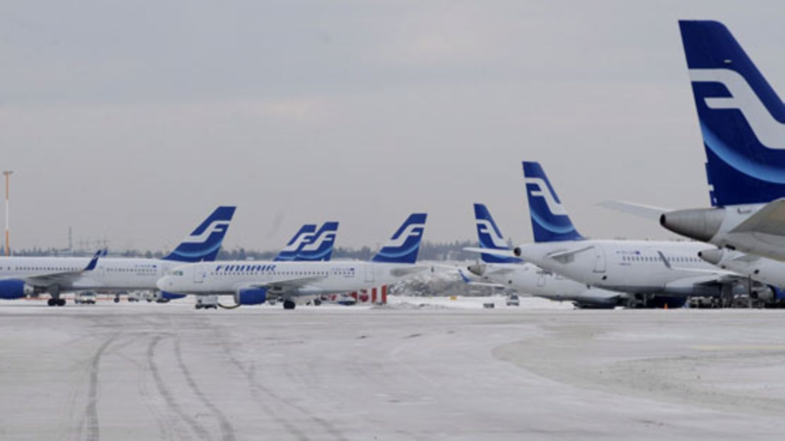 Finnairin lentokoneita Helsinki-Vantaan lentokentällä torstaina joulukuussa 2010.  (Lehtikuva)