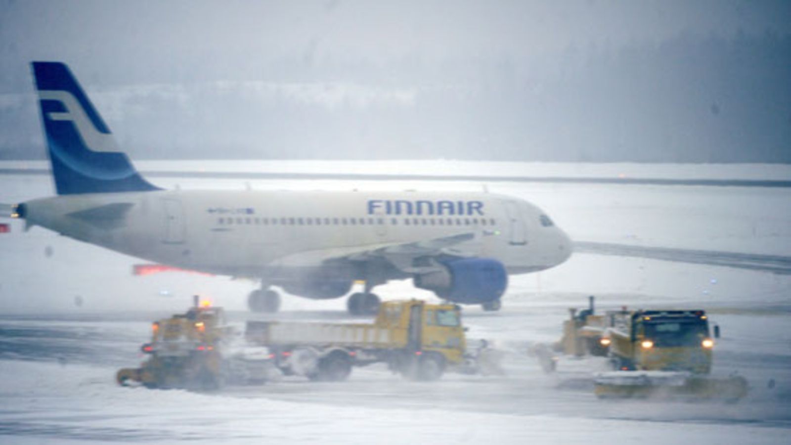 Finnairin kone lentokentällä joulukuussa 2009. Lehtikuva