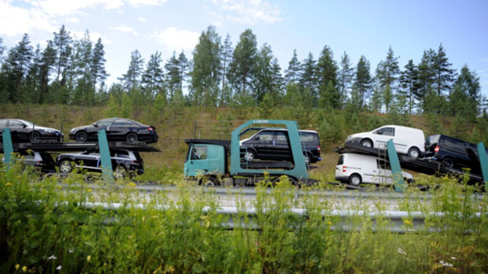 Venäläisiä rekkoja väliaikaisessa rekkaparkissa valtatie 6:lla Imatran lähistöllä 11. heinäkuuta 2008.