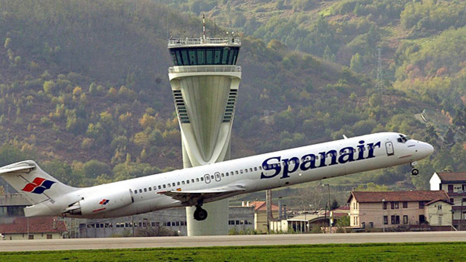 Spanair -lentoyhtiön kone Palma de Majorca -lentokentällä Espanjassa.