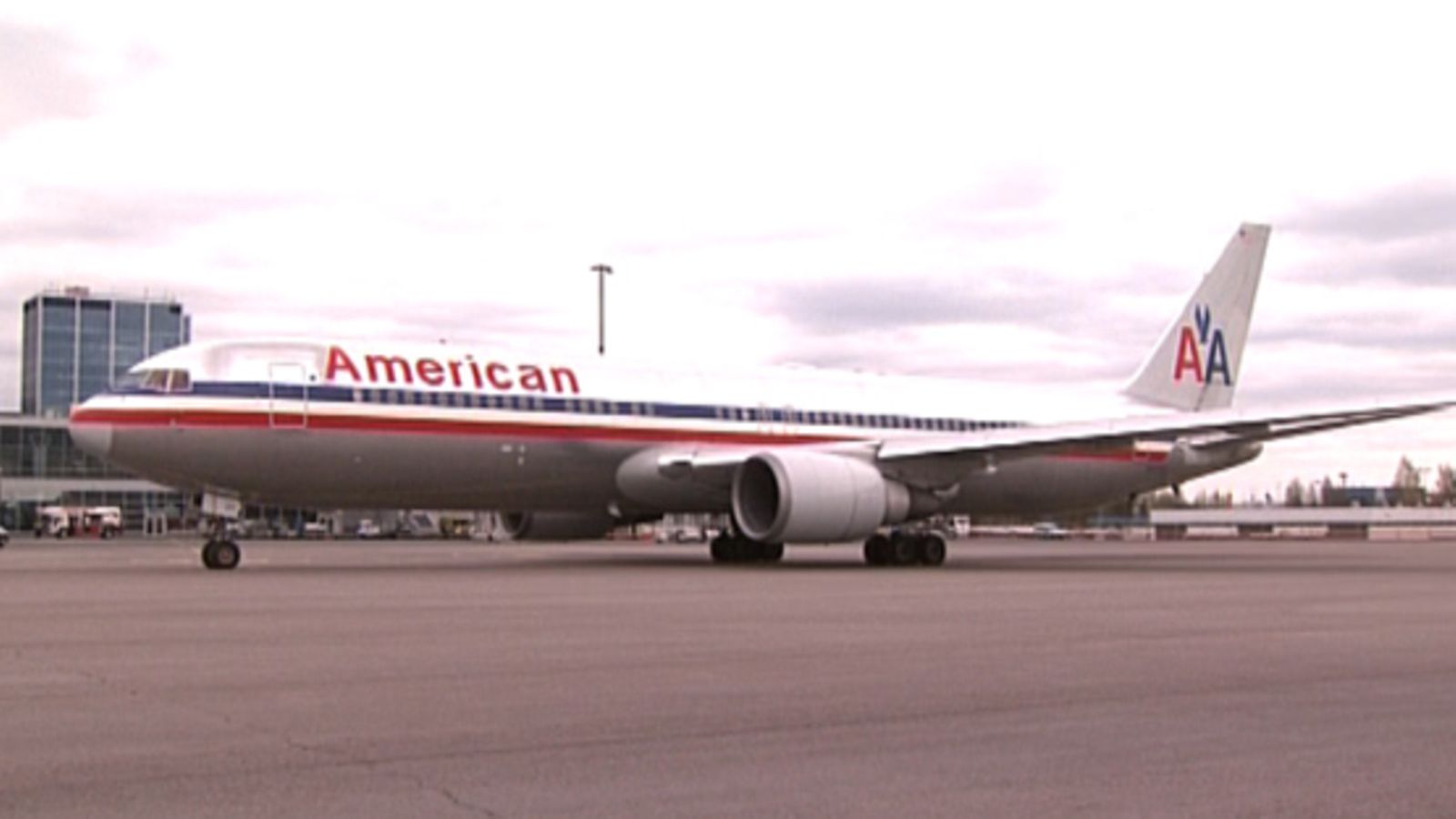 American Airlinesin  Boeing 767 -lentokone Helsinki-Vantaalla 2.5.2011.