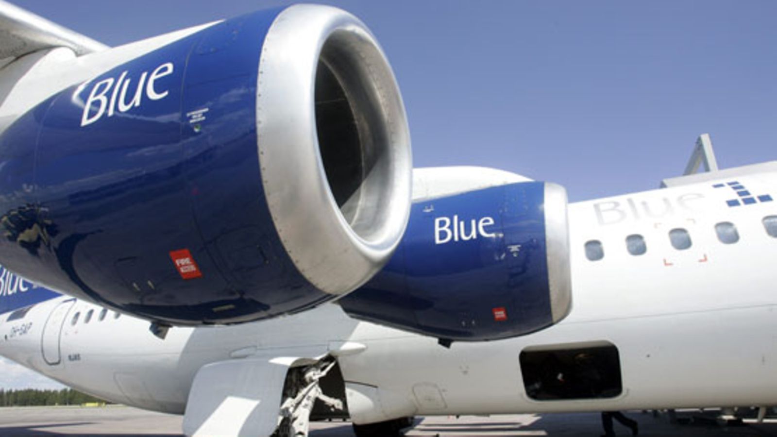 Blue1:n matkustajakone Helsinki-Vantaan lentokentällä.