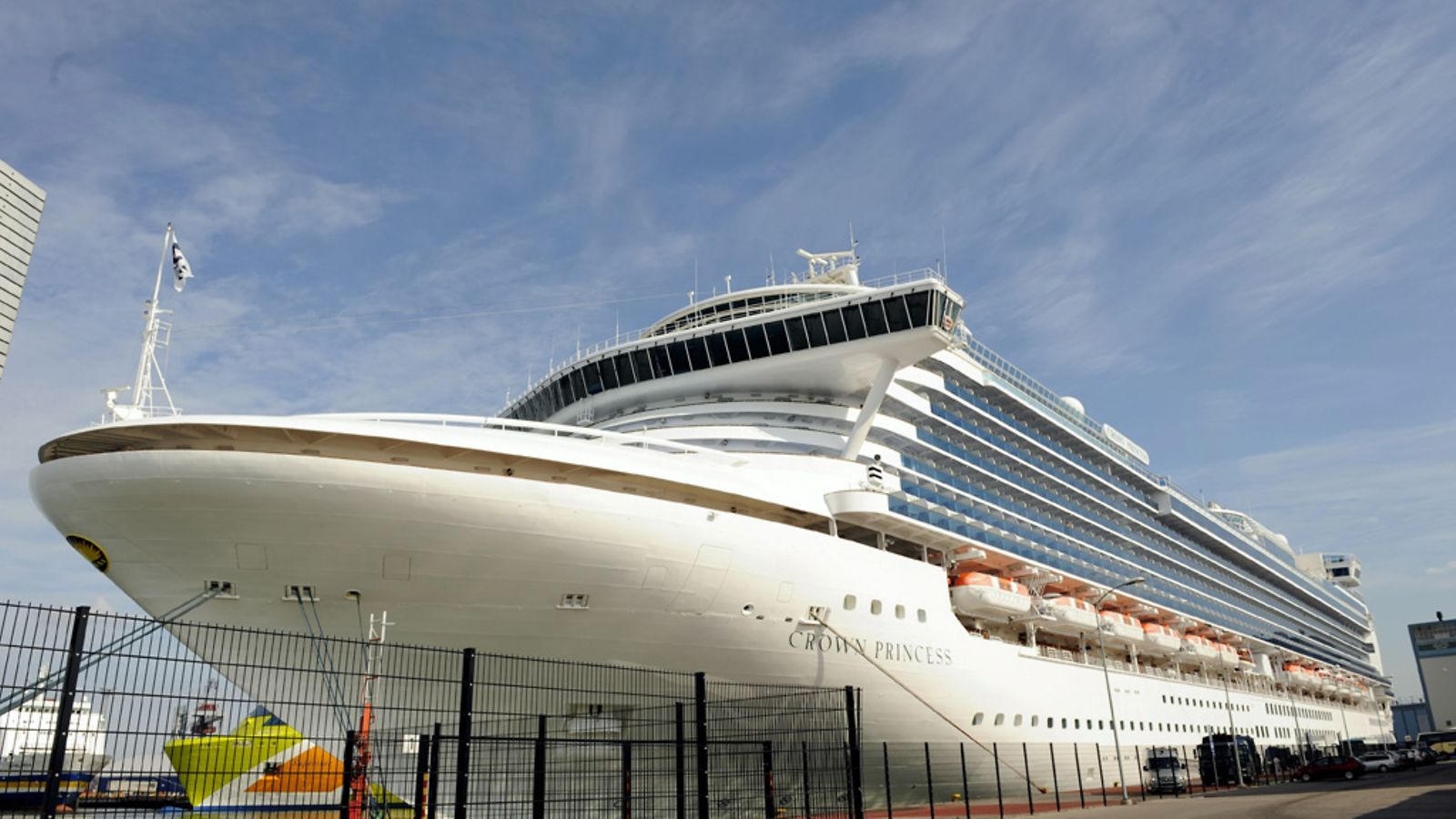 Loistoristeilijä Crown Princess saapui Hernesaaren laituriin Helsinkiin 2. heinäkuuta 2008. Kesän kiivain risteilijäsesonki on alkamassa Helsingissä. Helsingin Sataman mukaan kesän aikana pääkaupungissa käy runsaat 270 risteilijää, mikä on enemmän kuin koskaan aiemmin.