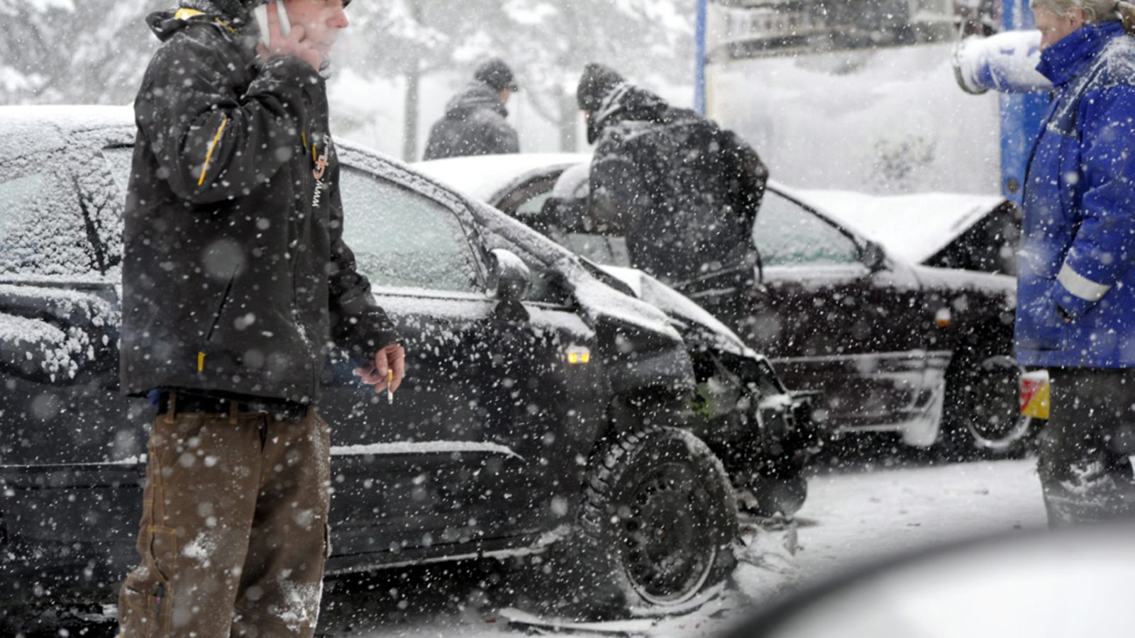 Kuvituskuva. Ihmisiä useiden autojen kolarisumapaikalla Lahdenväylällä Helsingissä 3. helmikuuta 2012.