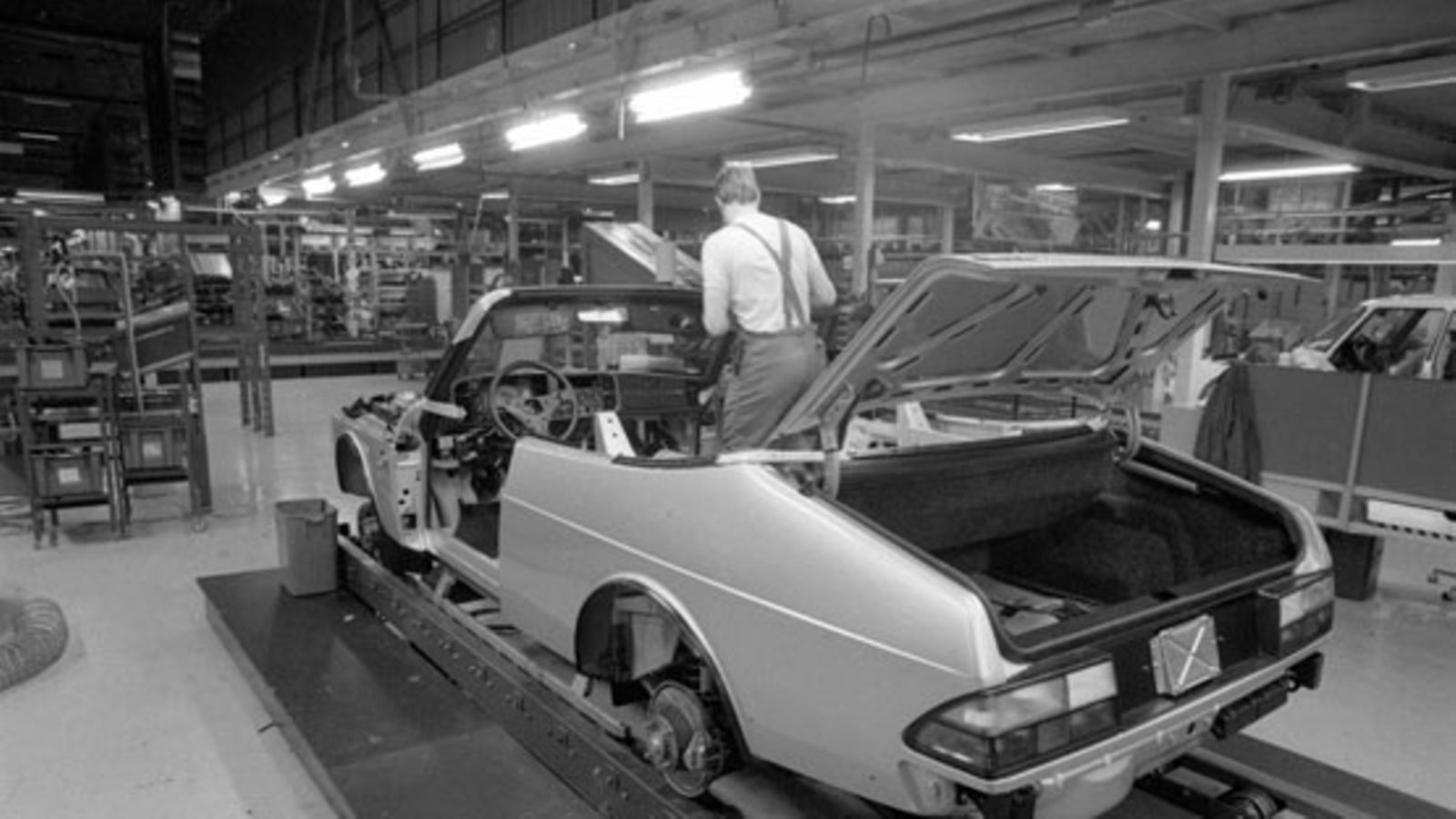 Avoauton koria viimeistellään Oy Saab-Valmet Ab:n Uudenkaupungin autotehtaalla toukokuussa 1986. Tehdas perustettiin vuonna 1968. LEHTIKUVA / MATTI BJÖRKMAN