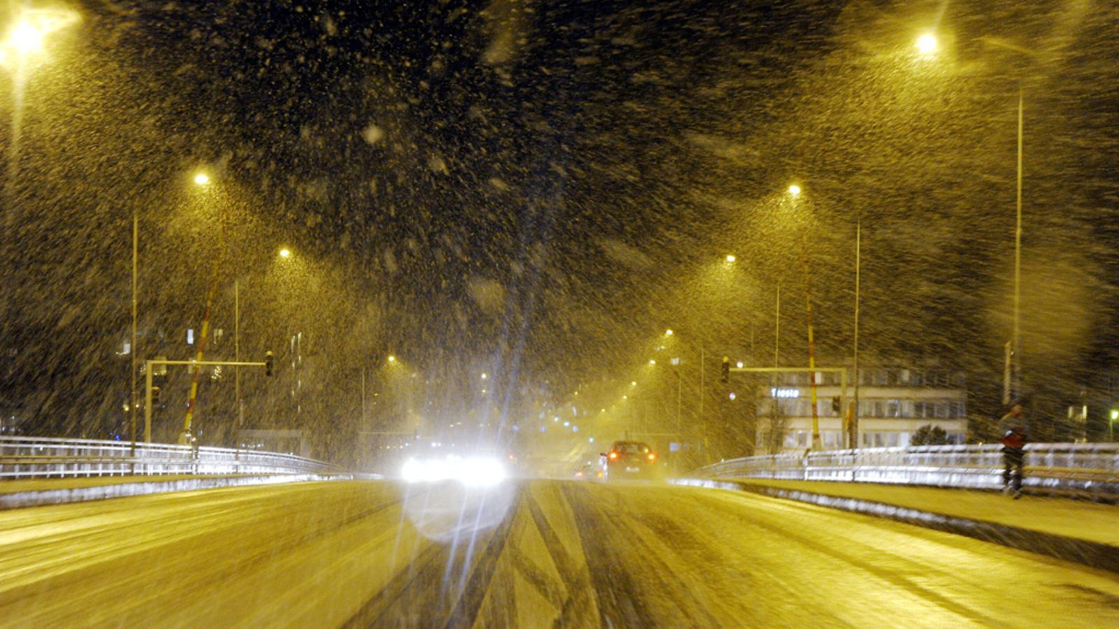 Räntää sataa Lauttasaaren sillalla Helsingissä 8. joulukuuta 2011.
