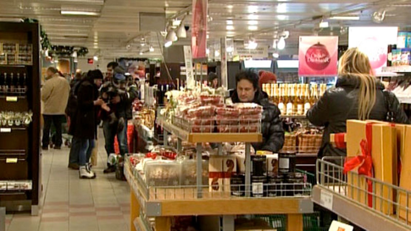Itäkeskuksen Stockmannilla riitti väkeä vielä aattonakin.