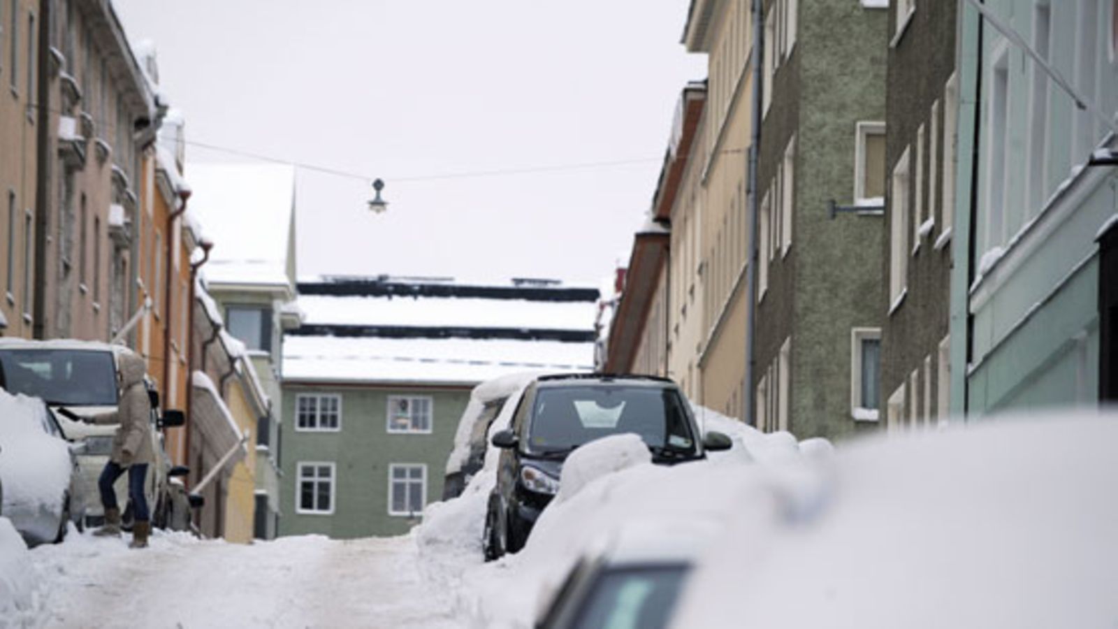 Helsingissä on alettu ajaa tehostetusti lumia pois kantakaupungin kaduilta. (Lehtikuva)