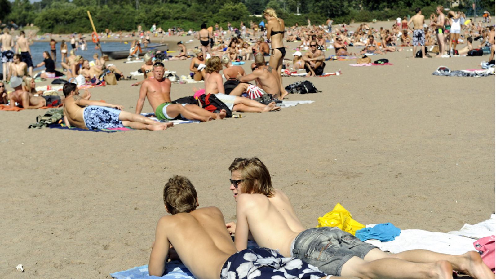 Nuorukaisia Hietaniemen uimarannalla Helsingissä 16. heinäkuuta 2010.