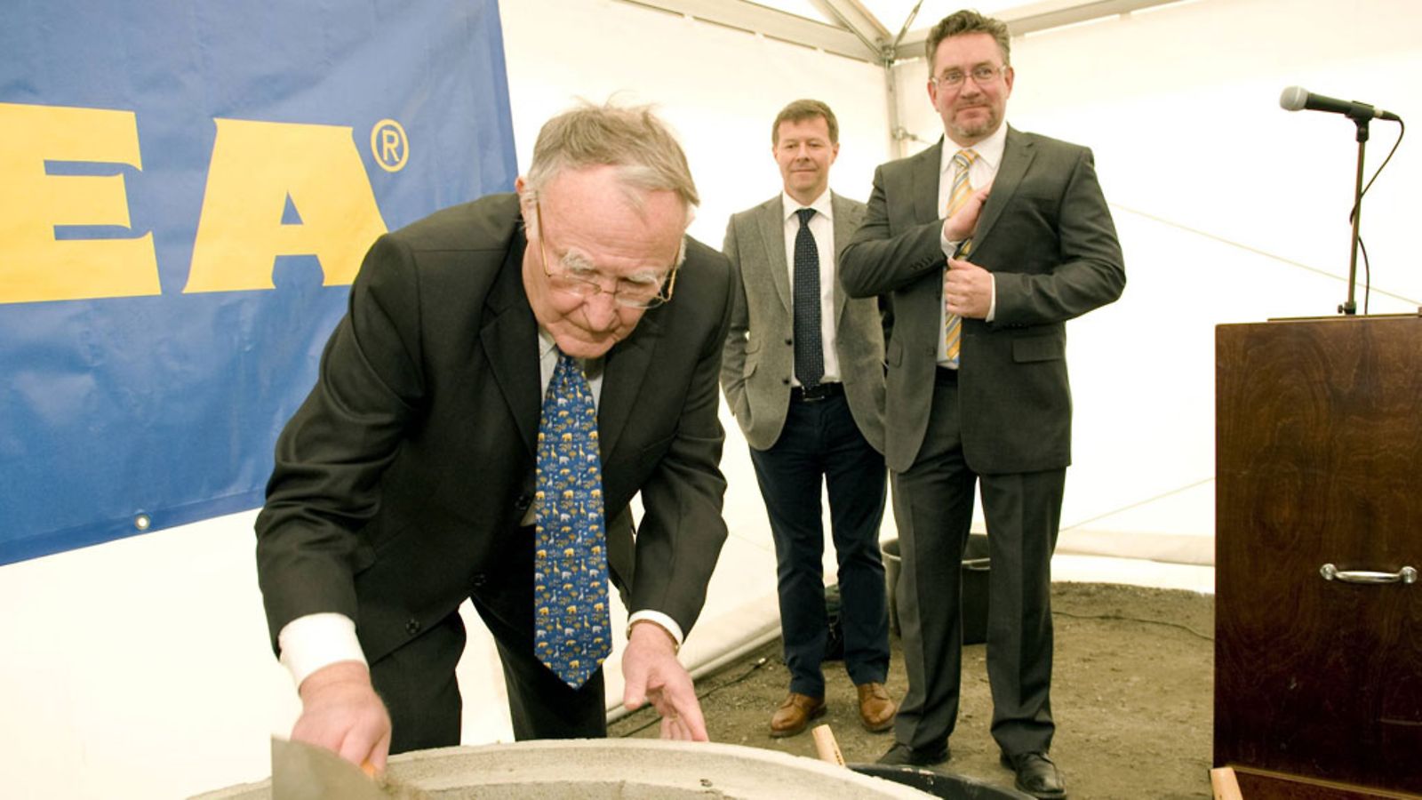 Ikea-konsernin perustaja Ingvar Kamprad muurasi kiven 17.5.2011 Kuopion Matkuksessa.