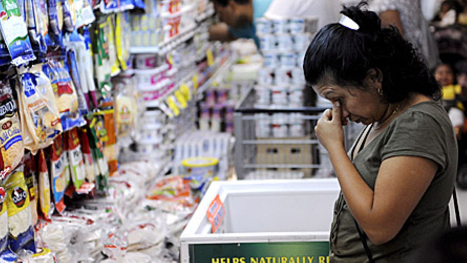 Nainen supermarketissa Brooklynissä New Yorkissa. Kuva: Epa
