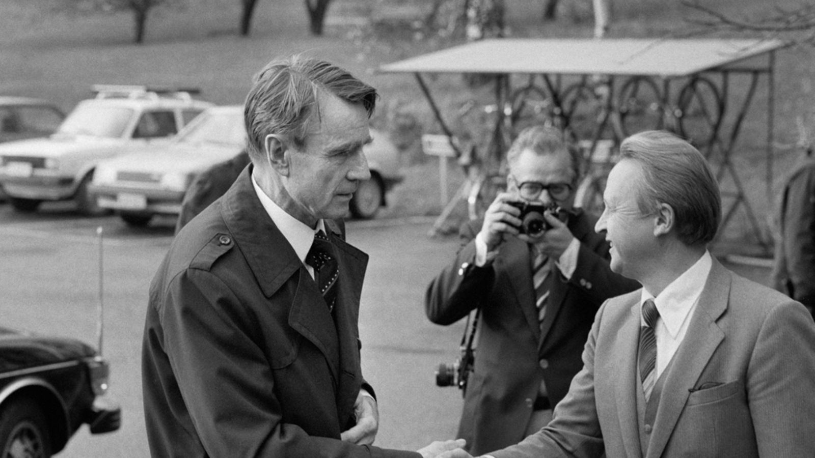 Virkaatekevä presidentti Mauno Koivisto saapuu Pasilan TV-studiolle 27. lokakuuta 1981. Koivisto pitää TV-puheen presidentti Urho Kekkosen vallasta luopumisen johdosta. Vastassa pääjohtaja Sakari Kiuru.