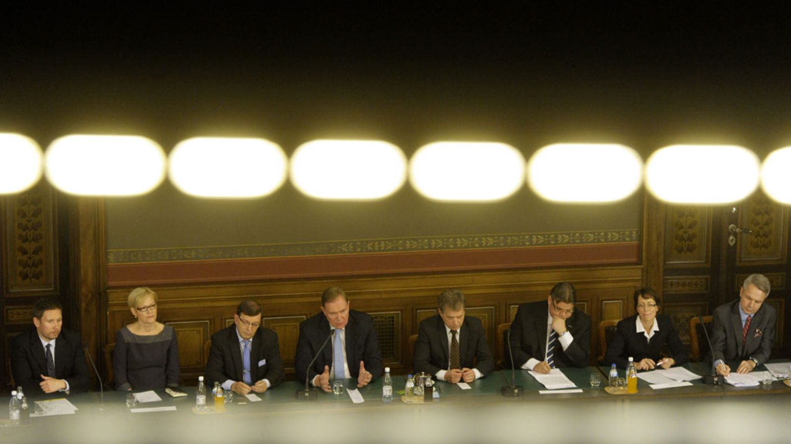 Vasemmalta, Paavo Arhinmäki, Eva Biaudet, Paavo Väyrynen, Paavo Lipponen, Sauli Niinistö, Timo Soini, Sari Essayah ja Pekka Haavisto Päätoimittajayhdistyksen järjestämässä presidenttiehdokkaiden tentissä Säätytalolla Helsingissä 9. joulukuuta 2011.