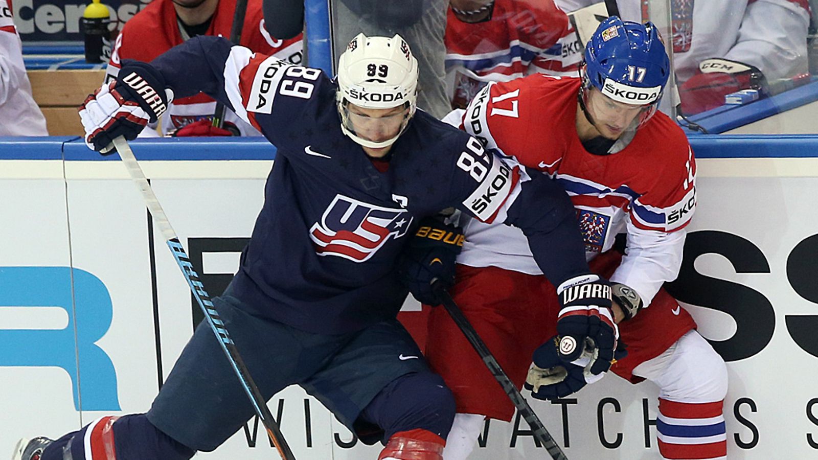 USA:n Justin Abdelkader ja Tshekin Vladimir Sobotka MM-kisoissa.