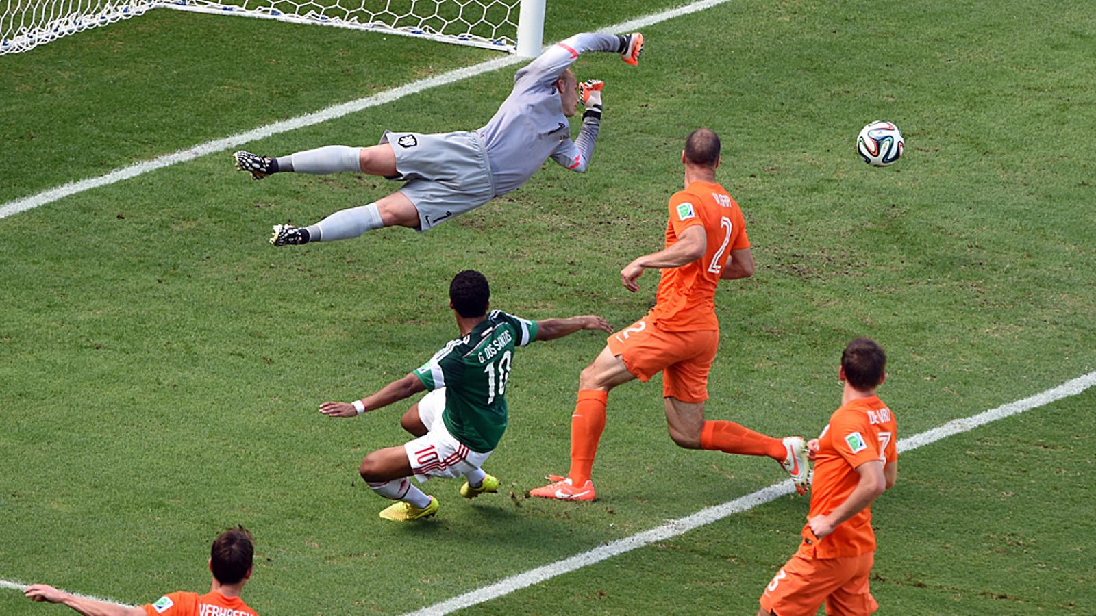 Giovani Dos Santos ahdistelee hollantilaisia.
