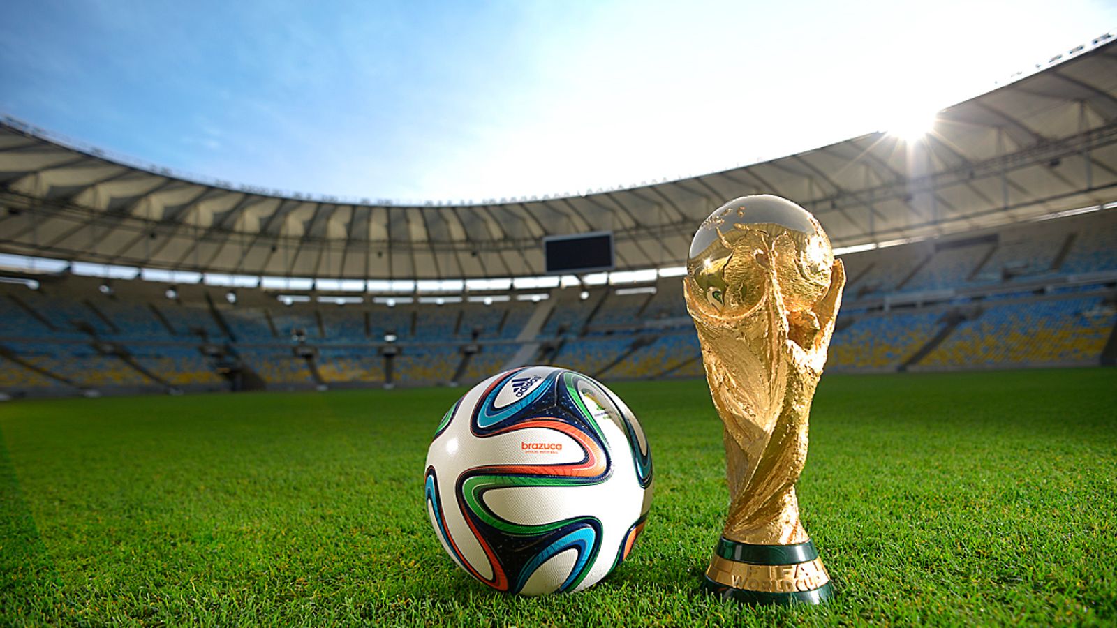 2014 virallinen MM-kisapallo Brazuca ja jalkapallon MM-pokaali.