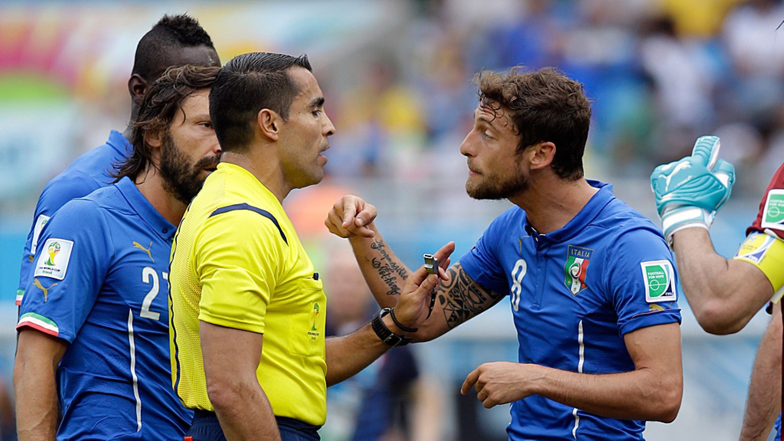 Claudio Marchisio ajettiin ulos Uruguay-ottelusta.