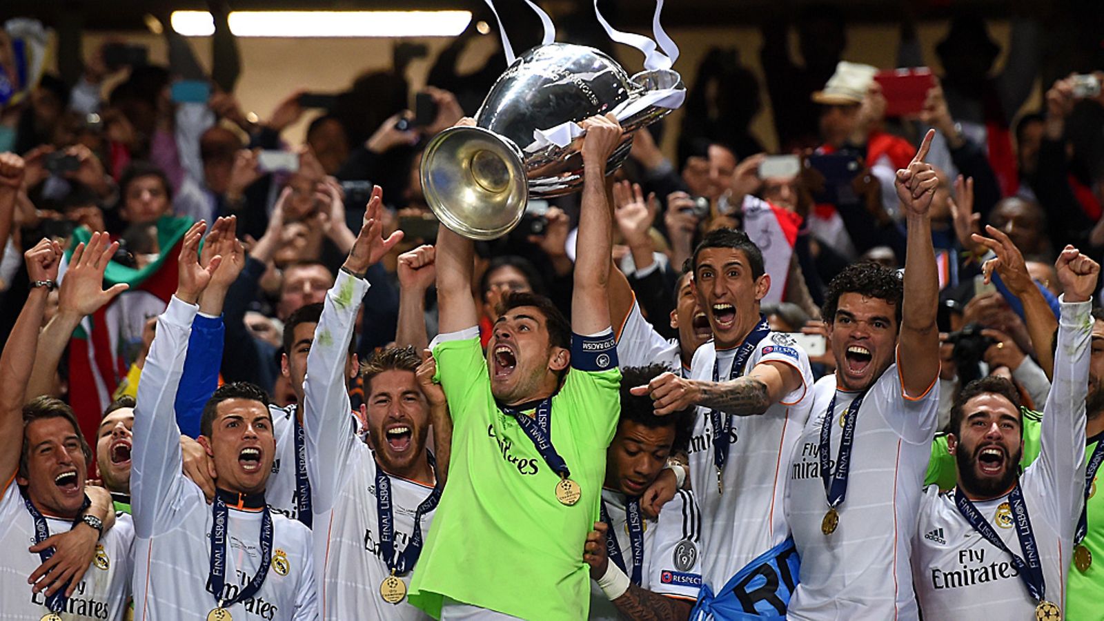 Real-ikoni Iker Casillas ja UCL-voittopokaali.
