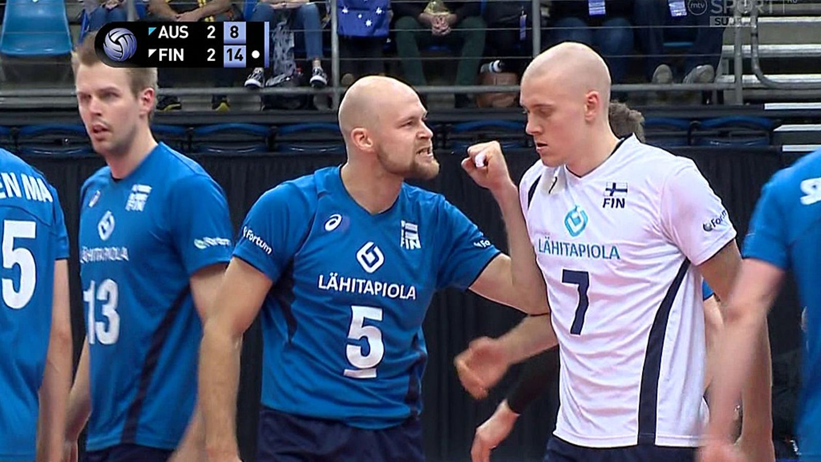 Antti Siltala tsemppaa libero Eemeli Koukia ottelupallotilanteessa.