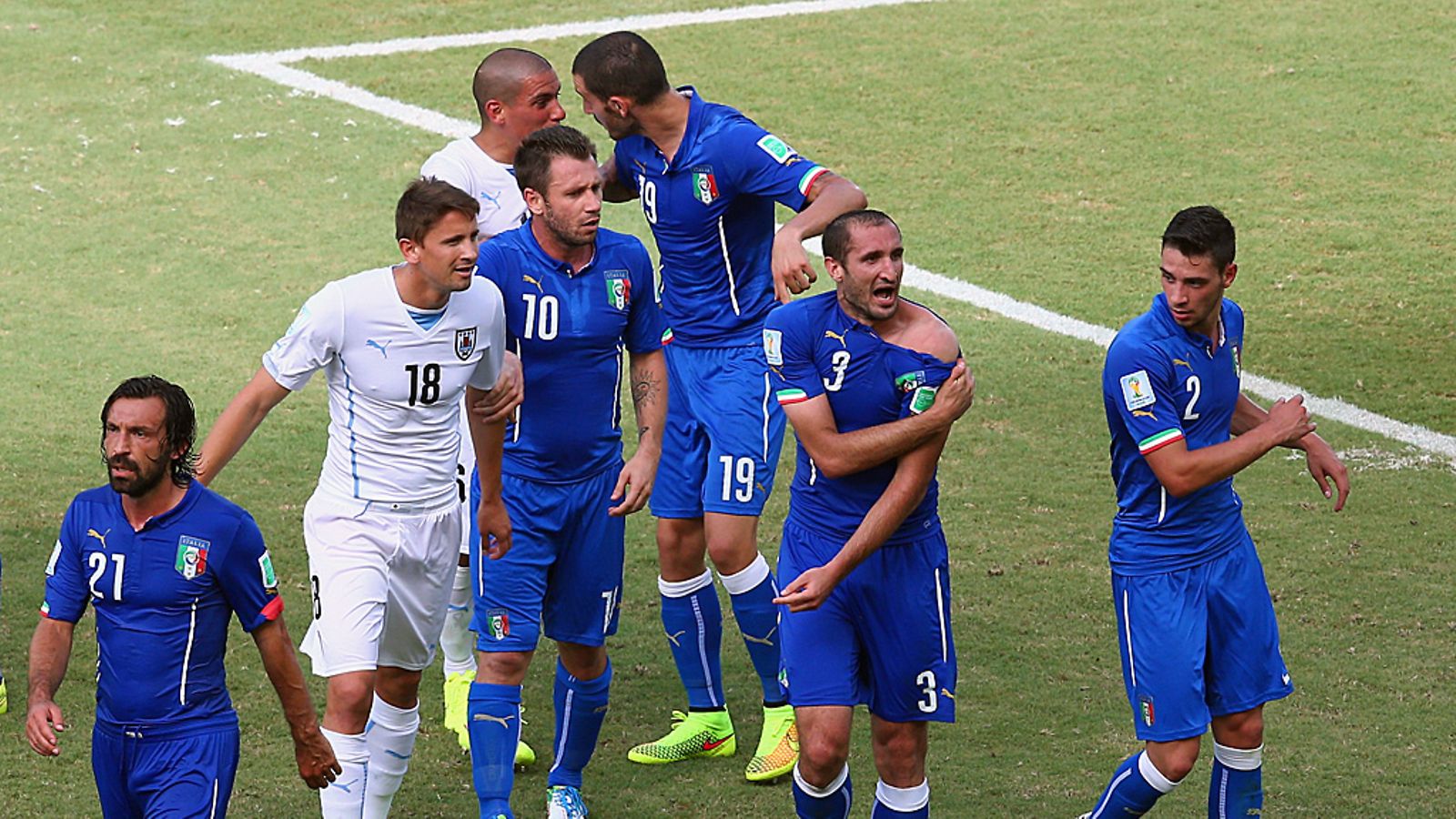 Giorgio Chiellini yritti näyttää purujälkiä tuomarille.