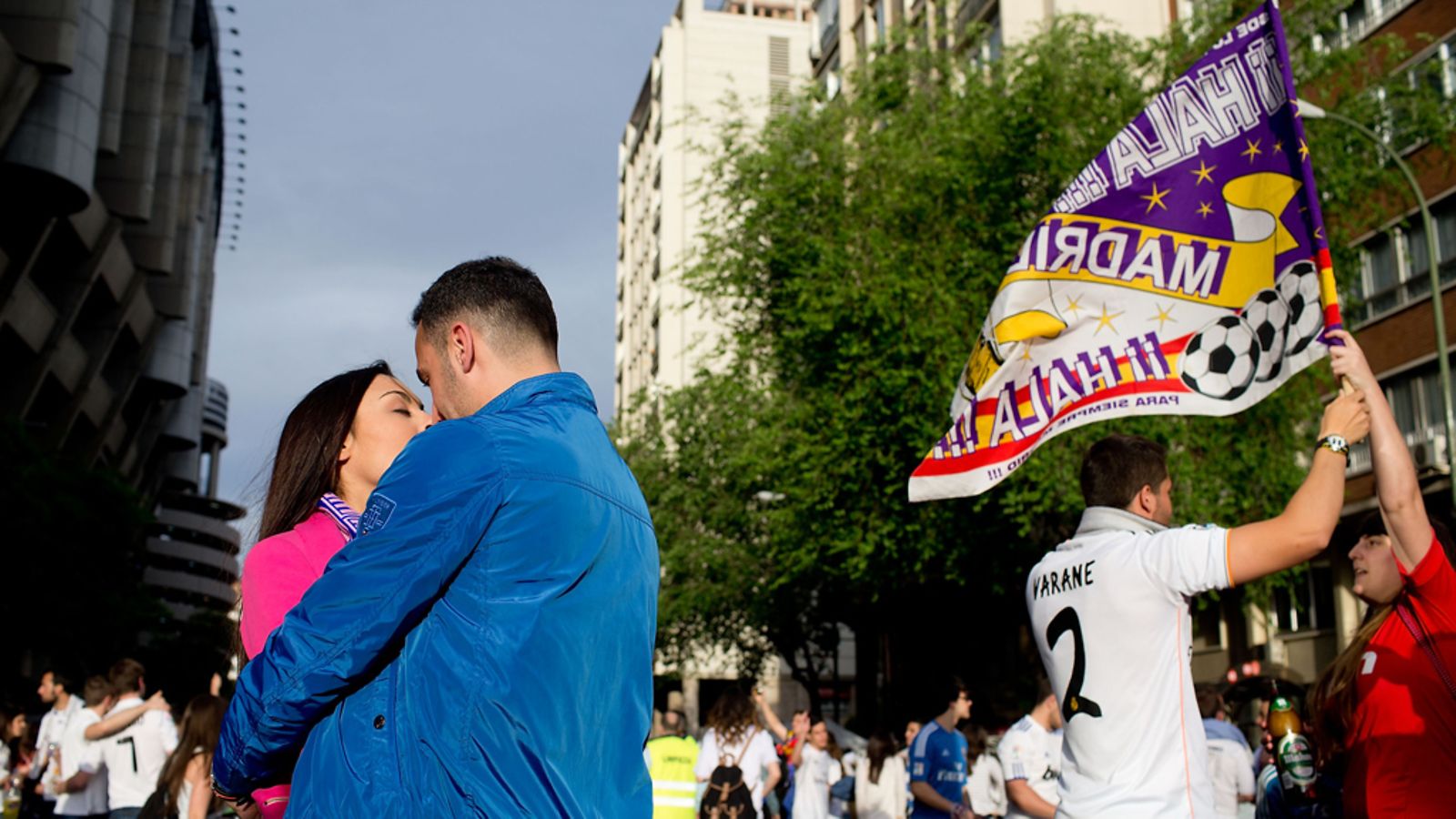 Pariskunta suuteli Madridissa Realin voiton jälkeen.