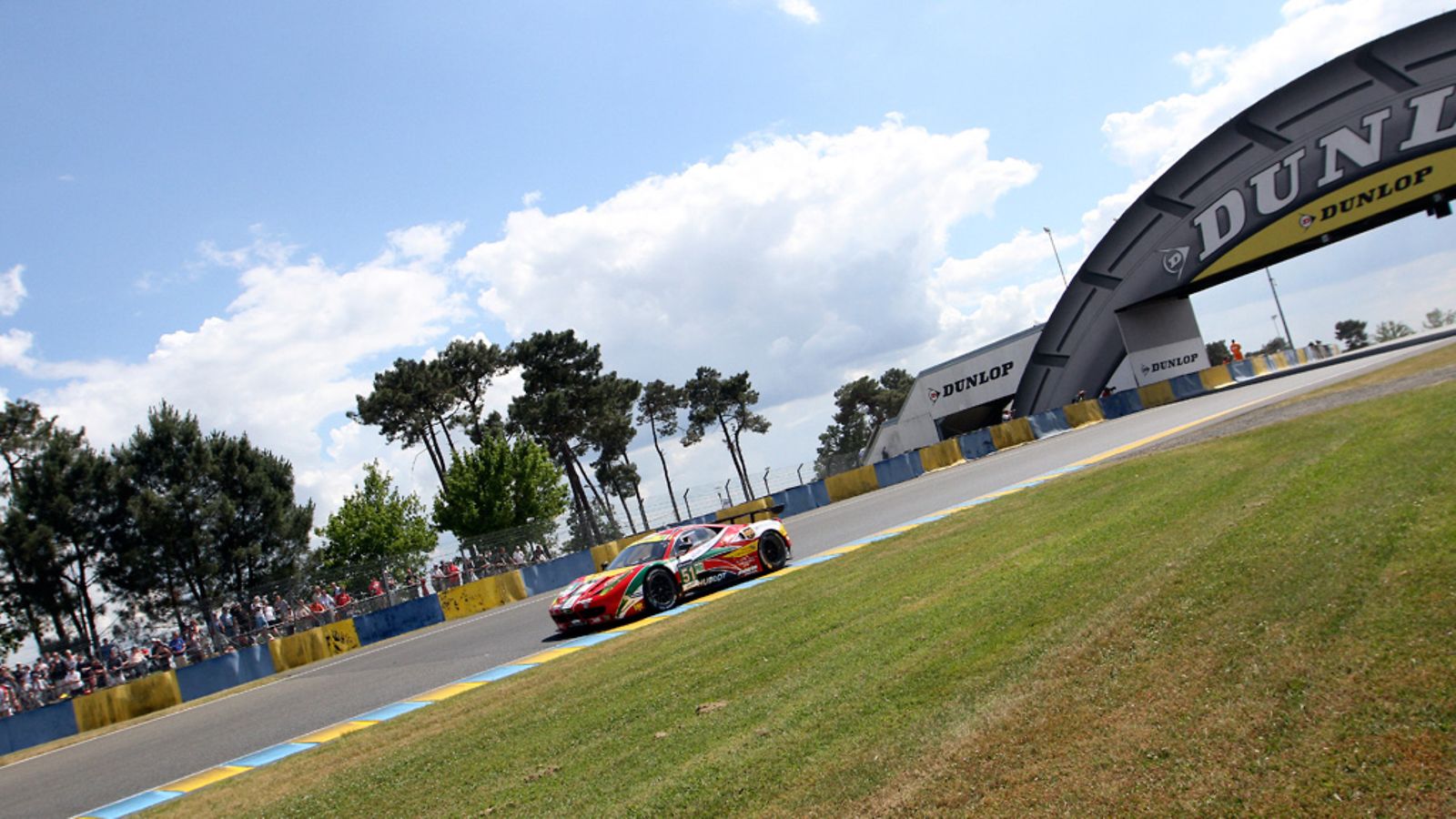 Gianmaria Brunin, Toni Vilanderin ja Giancarlo Fisichellan Ferrari 458 Italia