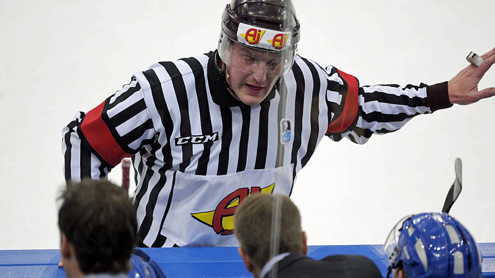 Erotuomari Lars Brüggemann.