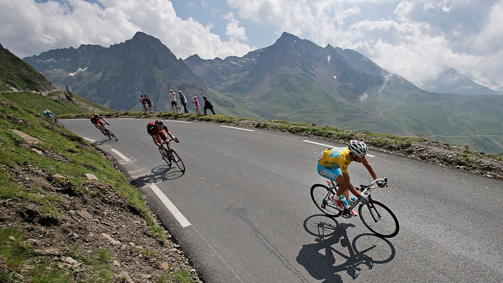 Vincenzo Nibali polkee Pyreneillä keltapaidassaan.