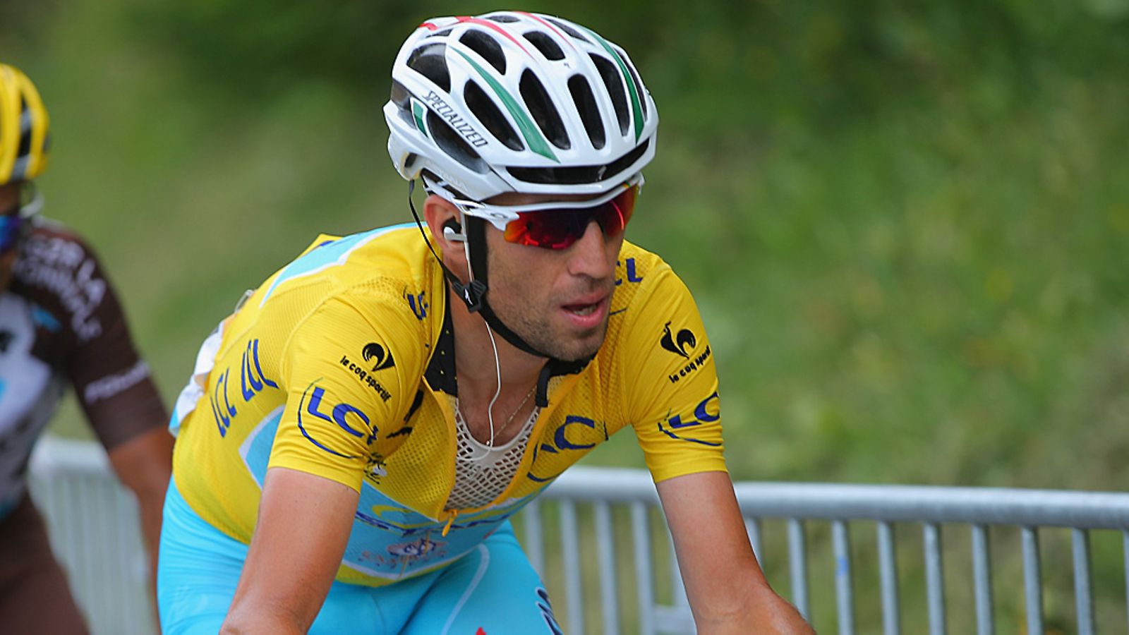 Vincenzo Nibali johtajan keltaisessa paidassa.