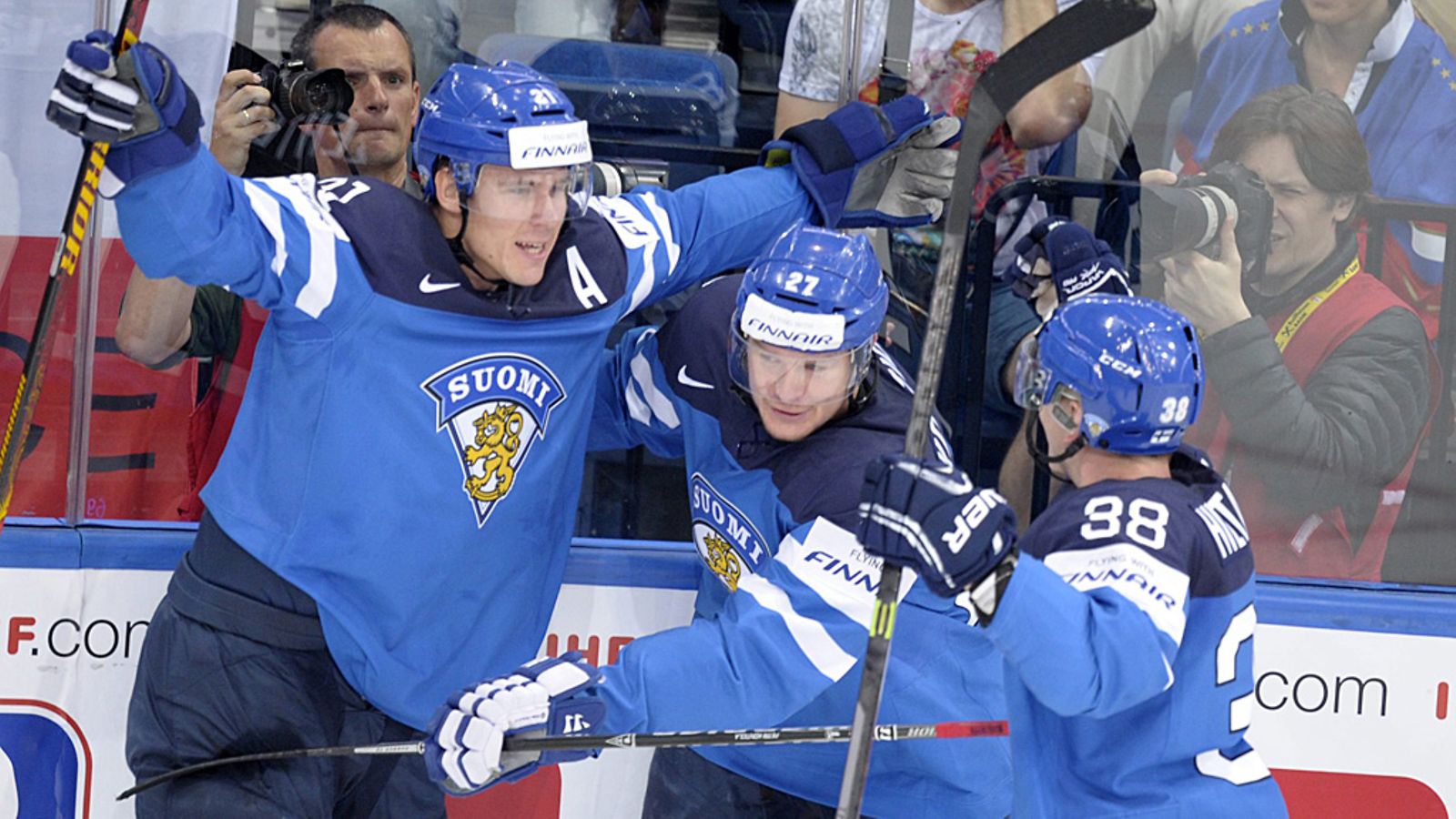 Jori Lehterä, Petri Kontiola ja Juuso Hietanen juhlivat maalia.
