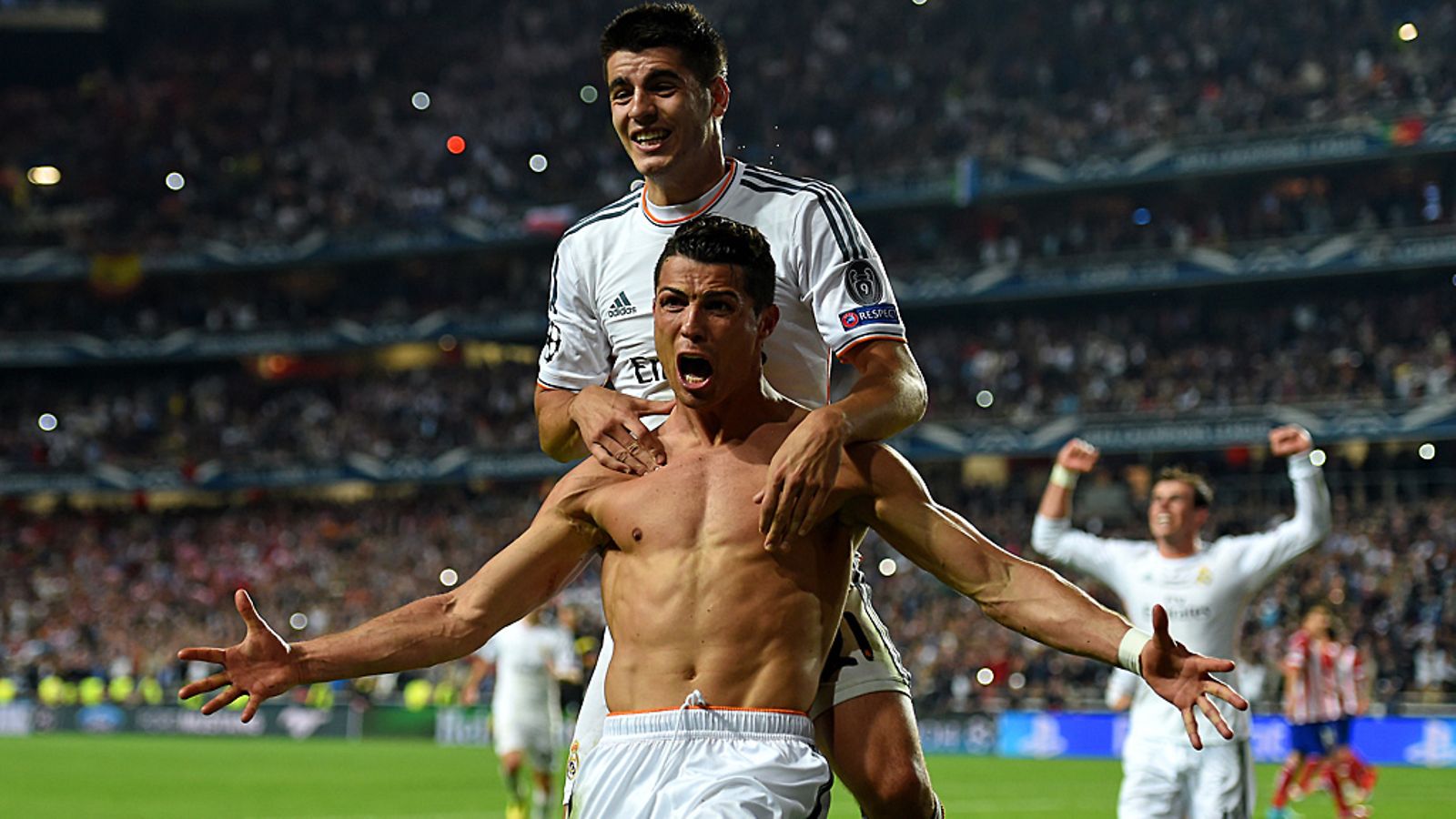 Cristiano Ronaldo tuulettaa 4-1-maaliaan.