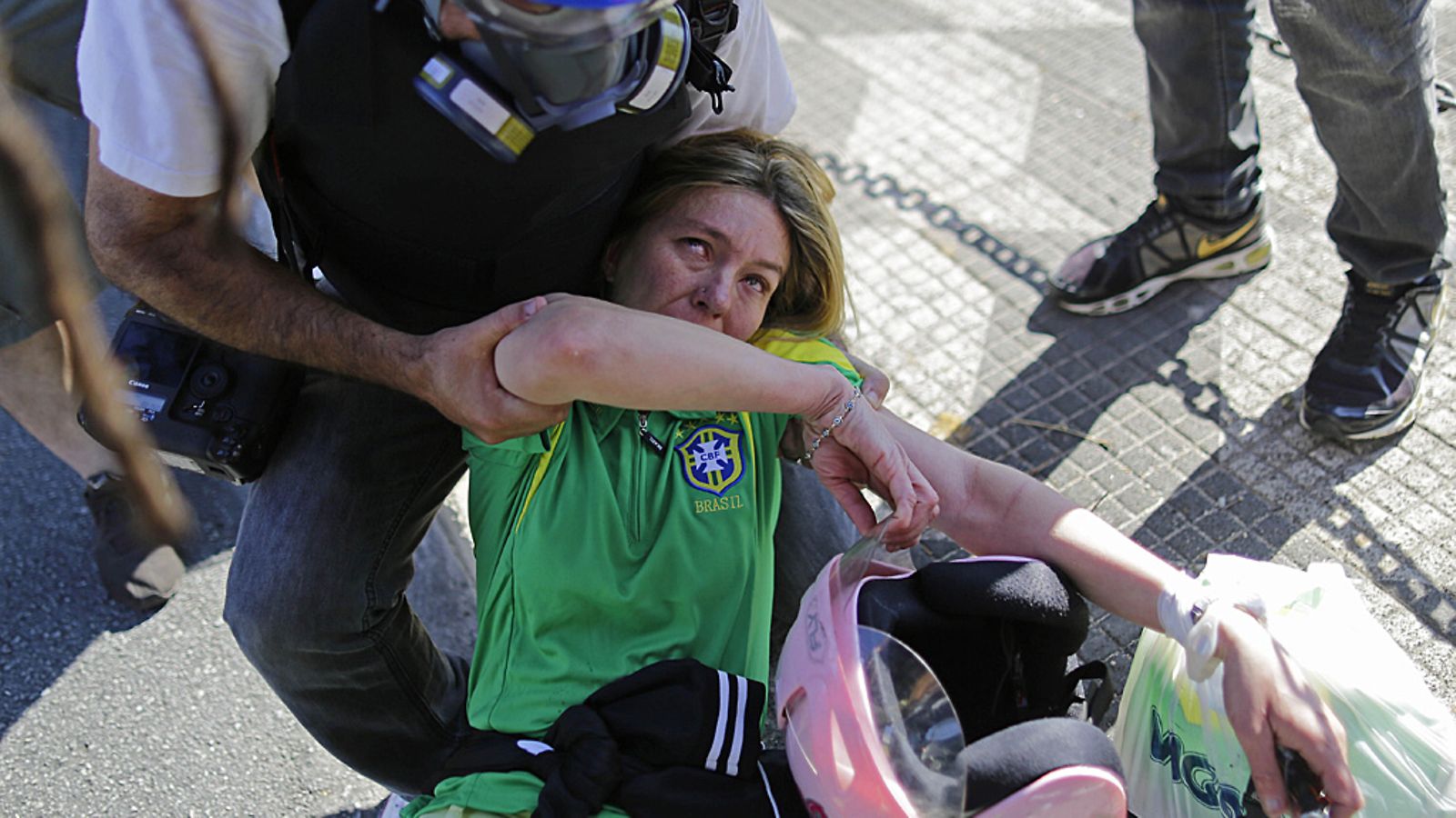 Brasilian naisfani pökertyi kyynelkaasusta.