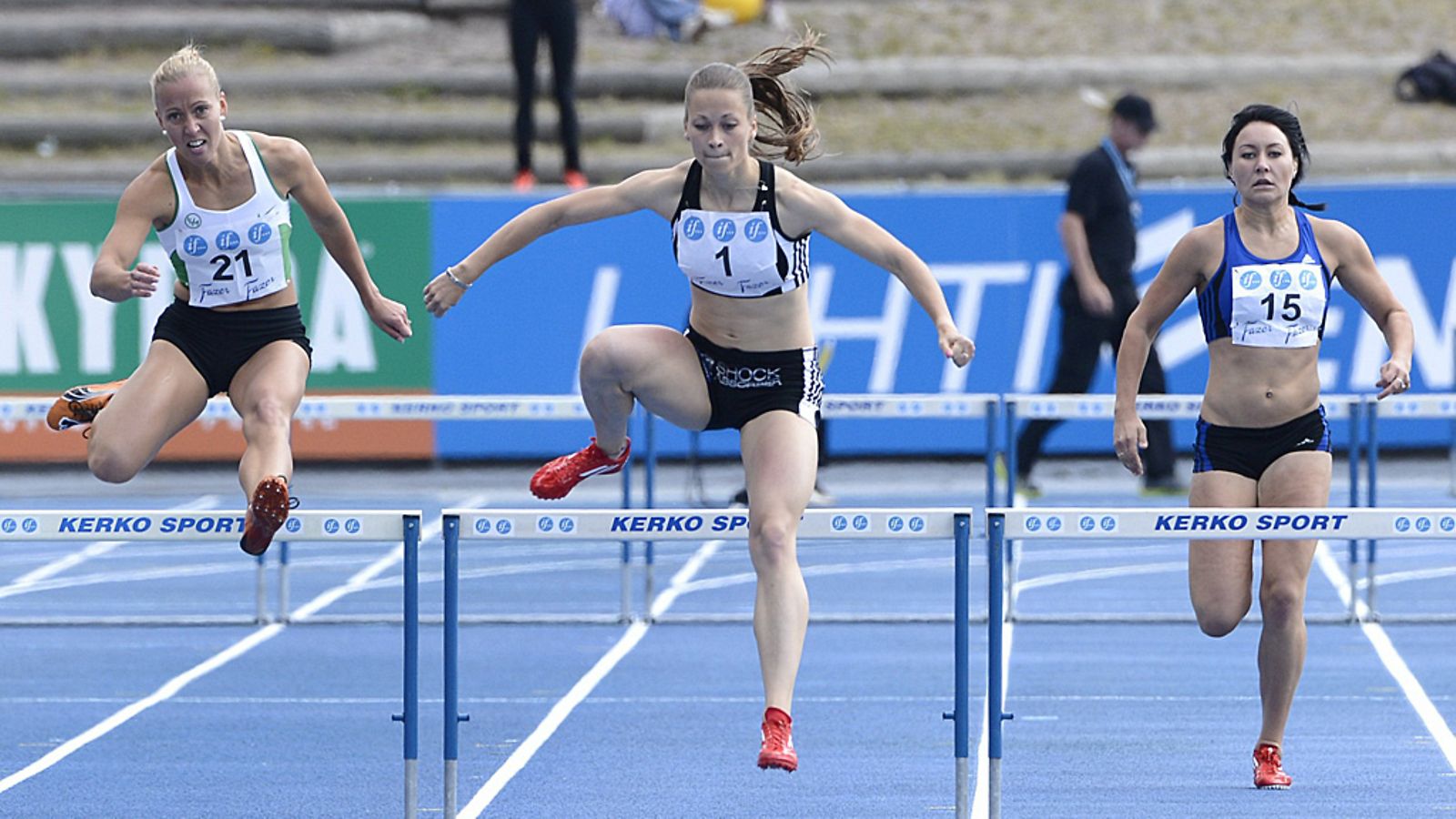 Anniina Laitinen (kesk.) Kalevan kisoissa 2012.