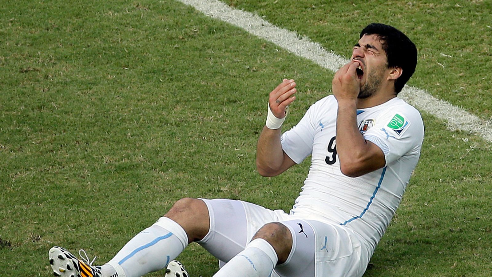 Luis Suarez piteli hampaitaan.