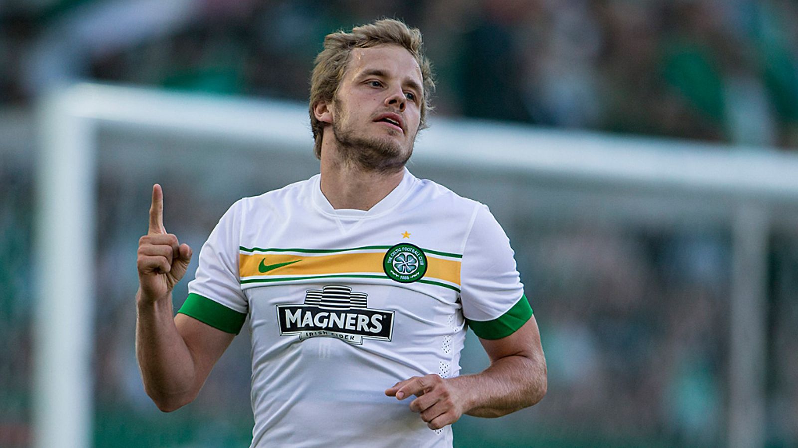 Teemu Pukki tuulettaa maalia harjoitusottelussa Rapid Wieniä vastaan.