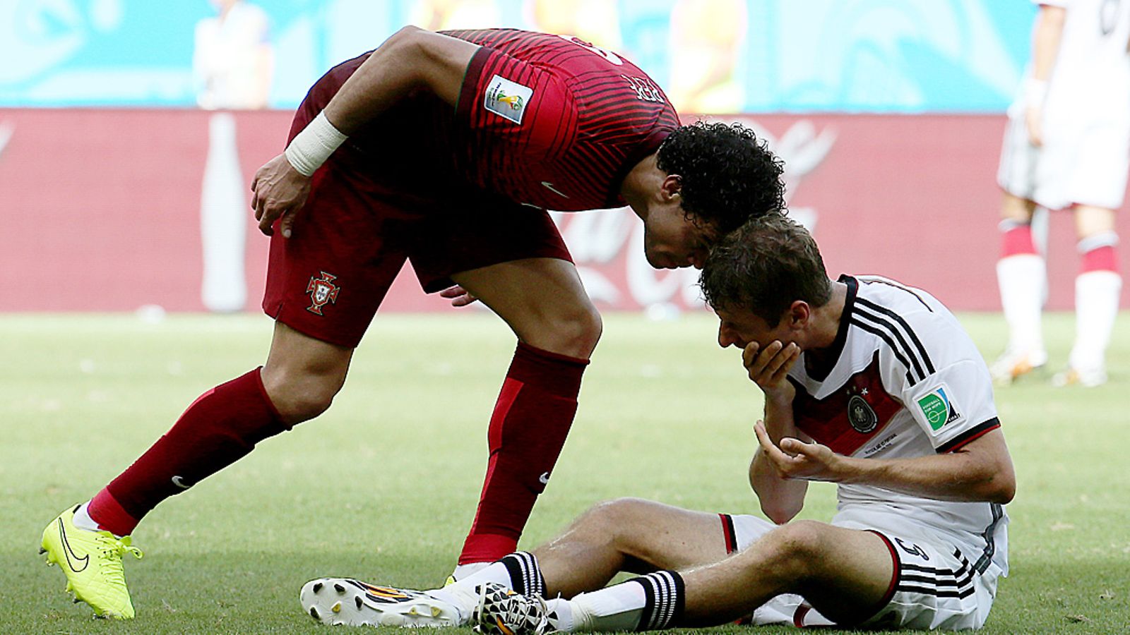 Pepe puski Thomas Mülleriä ohimoon.