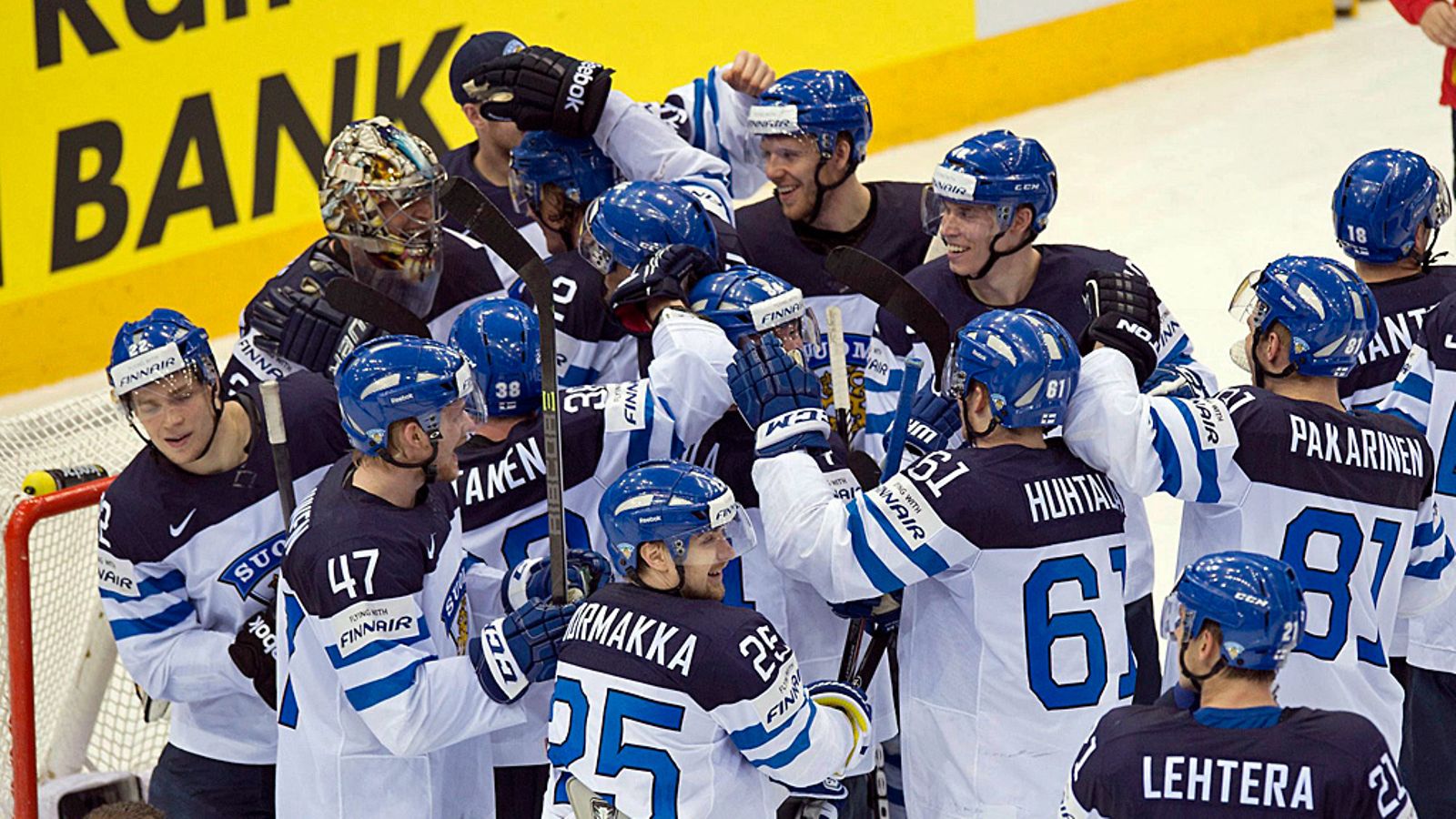 Leijonat kerääntyi Pekka Rinteen ympärille ilakoimaan