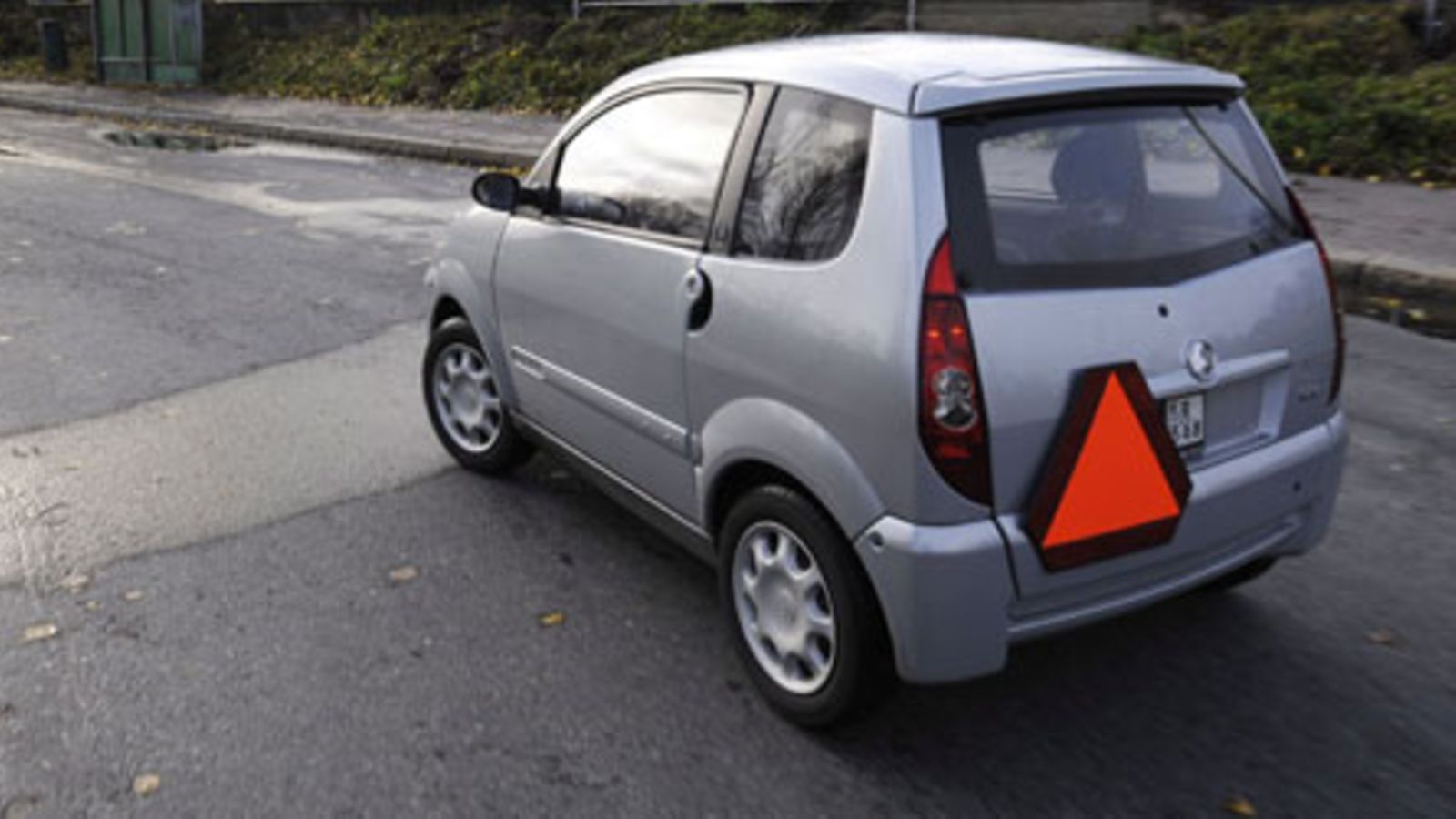 mopoauto kurvaa iloisena. Kuva: Lehtikuva
