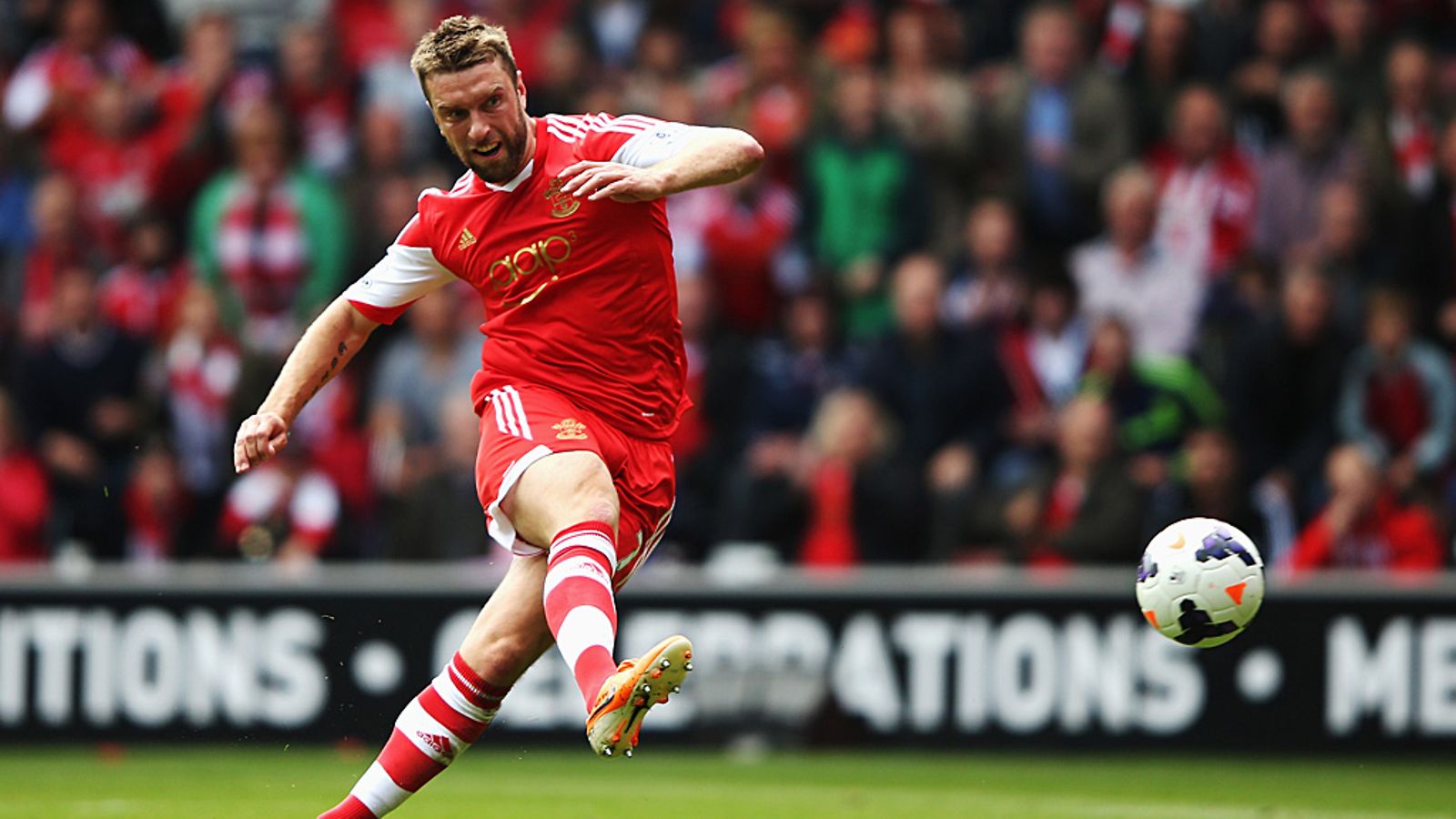 Rickie Lambert laukoo Southamptonin paidassa.