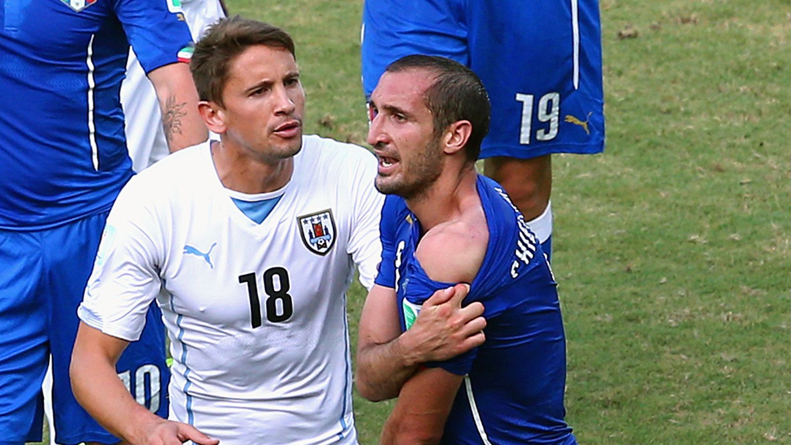 Giorgio Chiellini näytti Luis Suarezin purujälkiä
