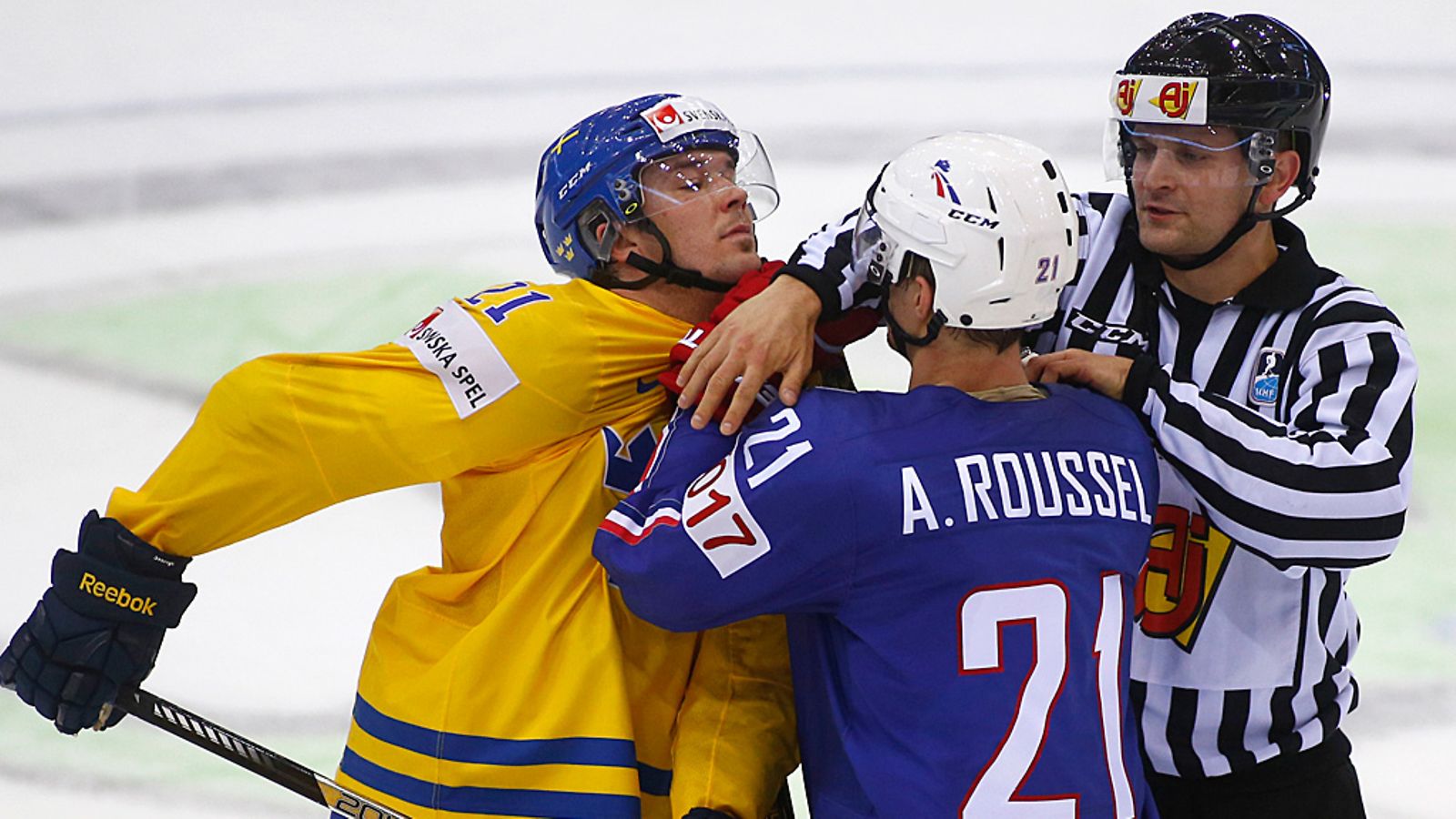 Antoine Roussel kovistelee Ruotsin Jimmie Ericssonia.