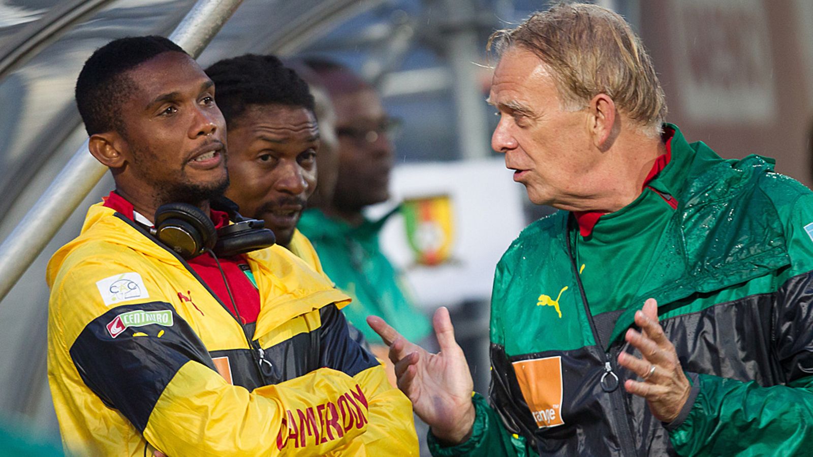 Kamerunin ykköstähti Samuel Eto'o ja päävalmentaja Volker Finke.