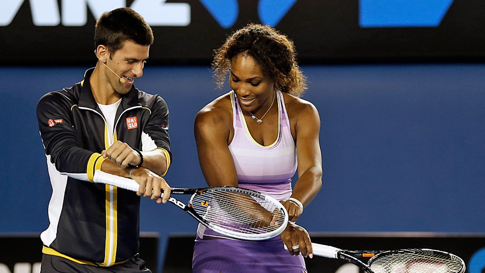 Novak Djokovic (vas.) ja Serena Williams hassuttelivat Australian avoimissa vuonna 2013.