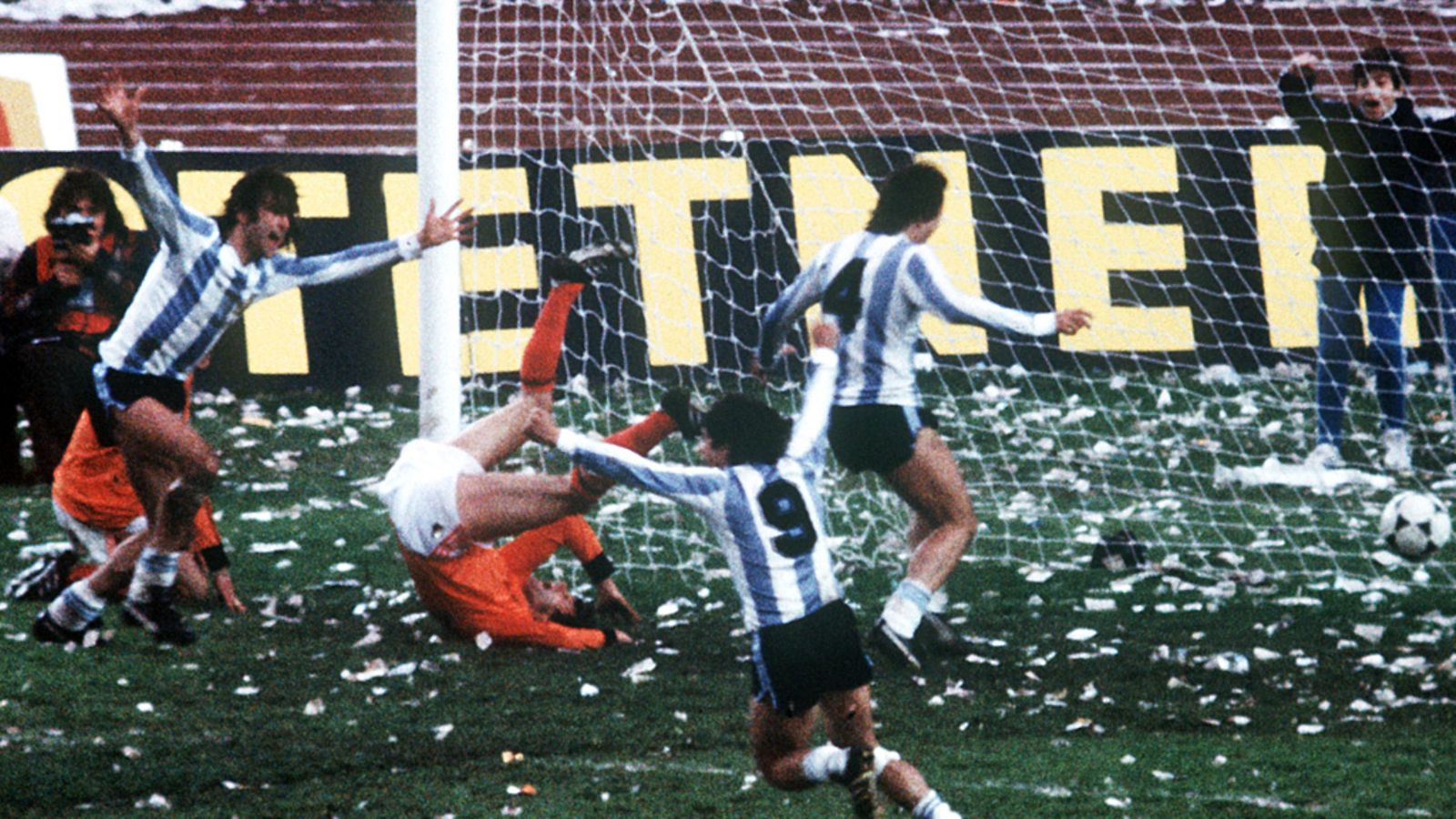 Argentiinalaiset juhlivat Mario Kempesin jatkoaikamaalia vuoden 1978 MM-loppuottelussa.
