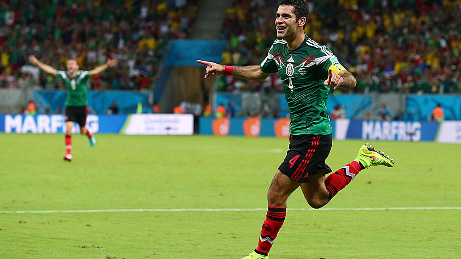 Rafael Marquez tuulettaa avausmaalia.